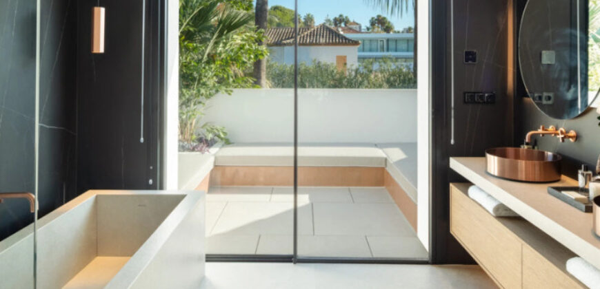 Contemporary Villa by AMES Arquitectos in Nueva Andalucía