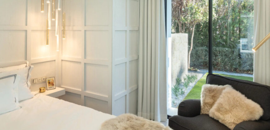 Contemporary Villa by AMES Arquitectos in Nueva Andalucía