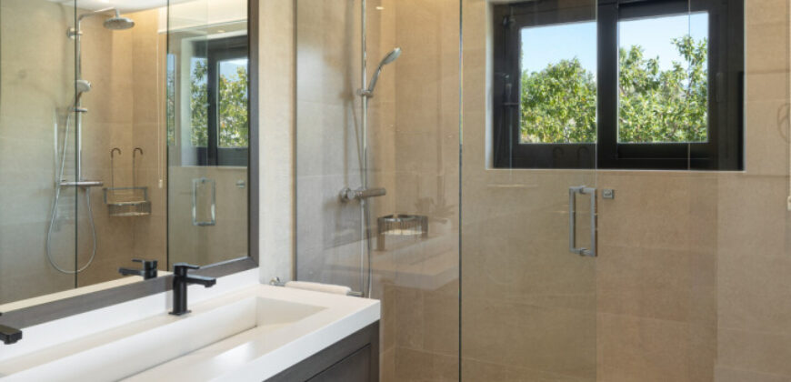 Extraordinary Villa with Prime Location in Los Naranjos Hill Club