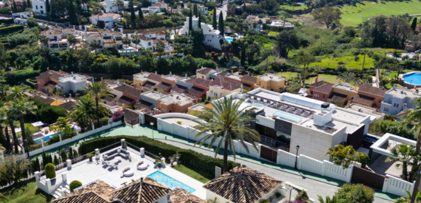 Extraordinary Villa with Prime Location in Los Naranjos Hill Club