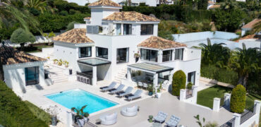 Extraordinary Villa with Prime Location in Los Naranjos Hill Club