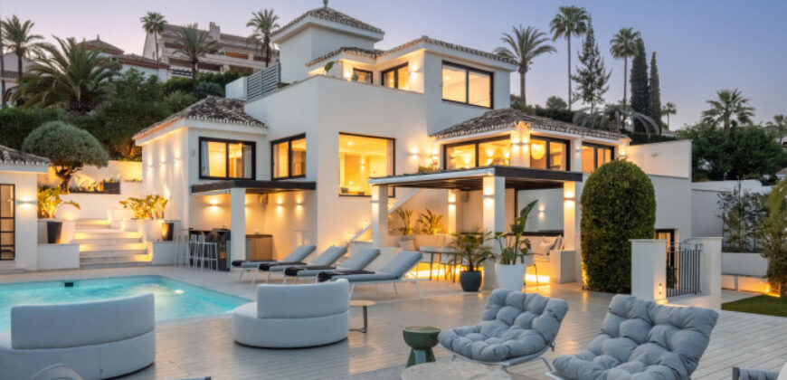 Extraordinary Villa with Prime Location in Los Naranjos Hill Club