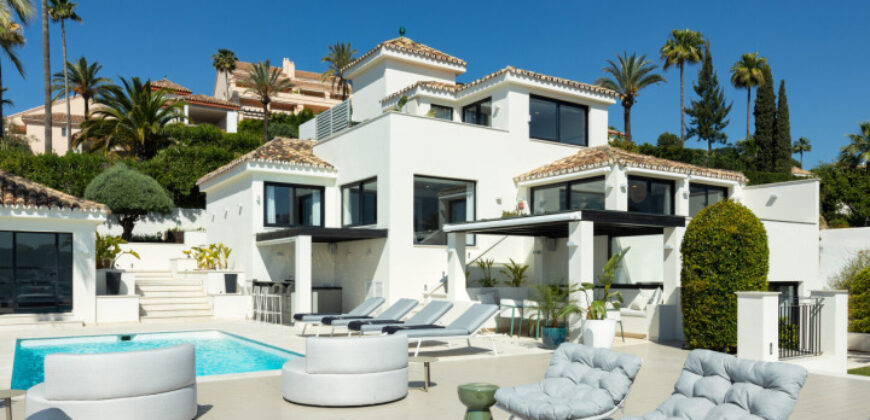 Extraordinary Villa with Prime Location in Los Naranjos Hill Club