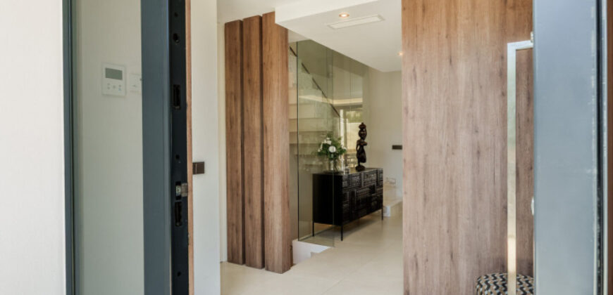 Modern Semi-Detached Villa minutes from Puerto Banus