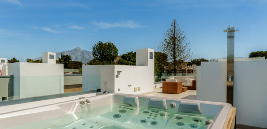 Modern Semi-Detached Villa minutes from Puerto Banus