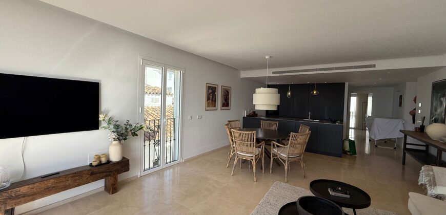 Gorgeous front-line penthouse in the vibrant marina of Puerto Banus