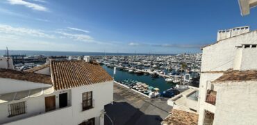 Gorgeous front-line penthouse in the vibrant marina of Puerto Banus