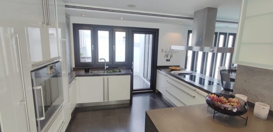 A Contemporary and Renovated 5-bedroom Villa in Nueva Andalucía