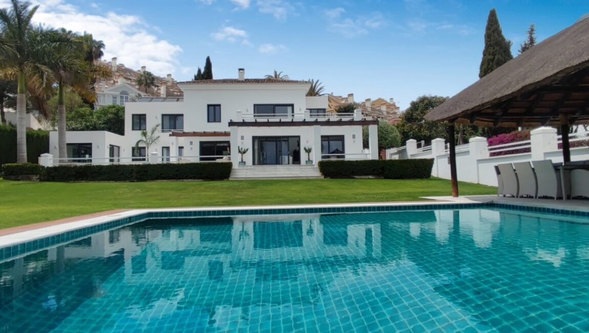 A Contemporary and Renovated 5-bedroom Villa in Nueva Andalucía