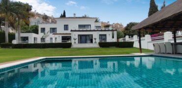 A Contemporary and Renovated 5-bedroom Villa in Nueva Andalucía