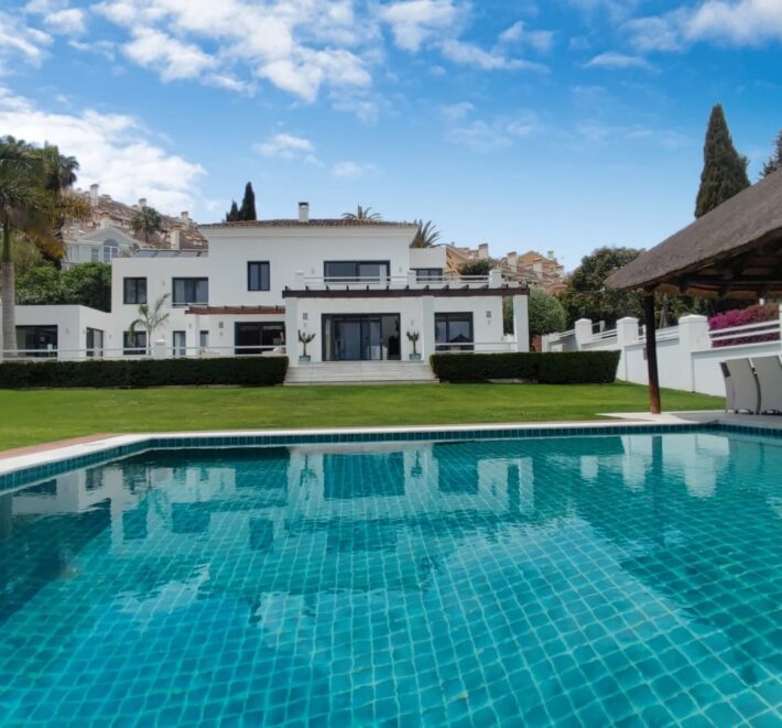 A Contemporary and Renovated 5-bedroom Villa in Nueva Andalucía