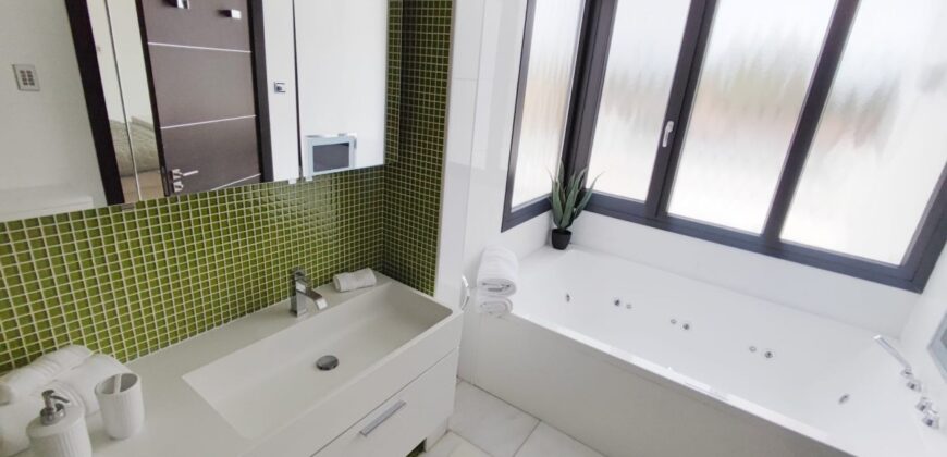 A Contemporary and Renovated 5-bedroom Villa in Nueva Andalucía
