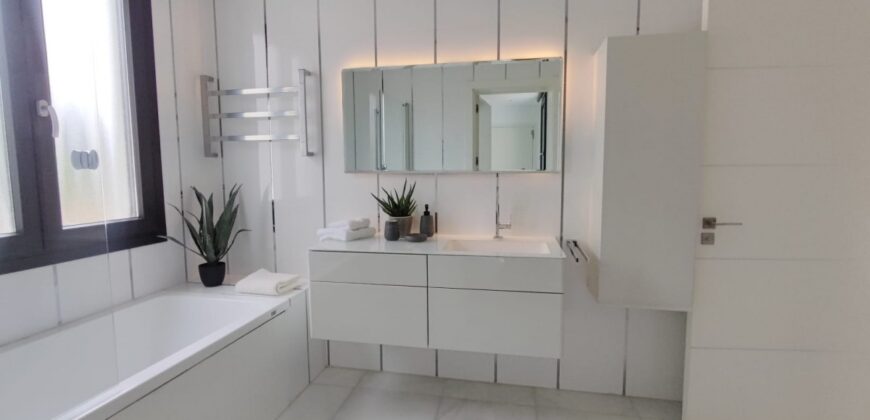 A Contemporary and Renovated 5-bedroom Villa in Nueva Andalucía