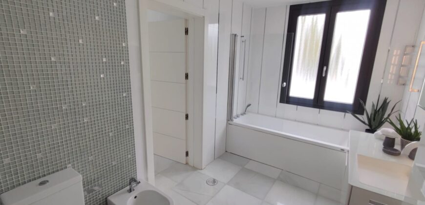 A Contemporary and Renovated 5-bedroom Villa in Nueva Andalucía