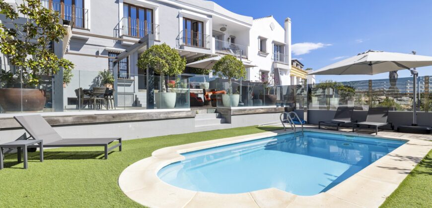 Exceptional 5-Bedroom Townhouse in La Perla de la Heredia, Benahavís