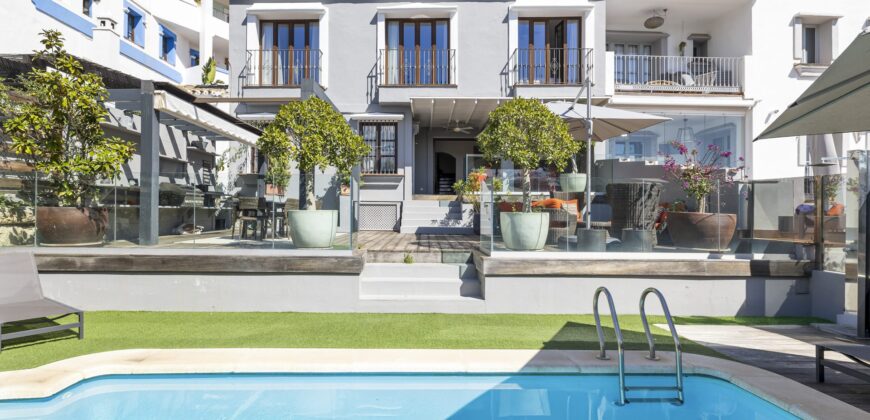 Exceptional 5-Bedroom Townhouse in La Perla de la Heredia, Benahavís