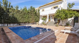 Traditional Andalusian Semi-detached Villa in San Pedro de Alcántara, Marbella