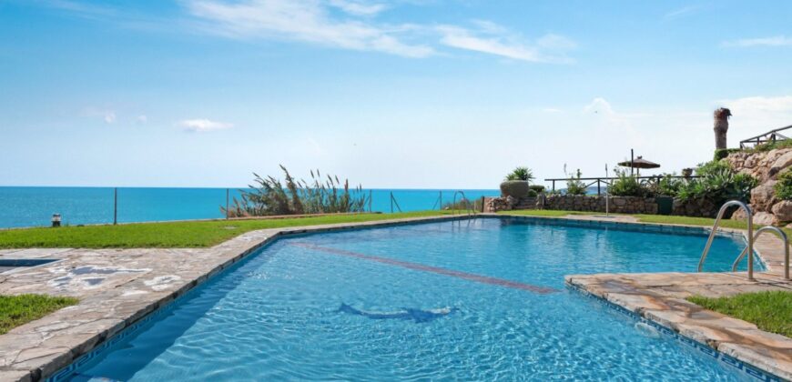 2-Bedroom Townhouse in Frontline Beach Complex – Bahía Azul, Estepona West