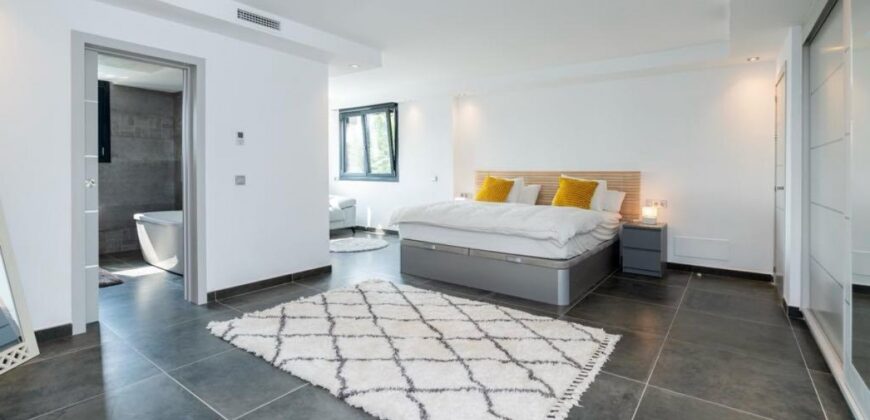 Tranquil and Luxurious 6 bedroom Villa in the heart of Marbella’s prestigious Nueva Andalucia.