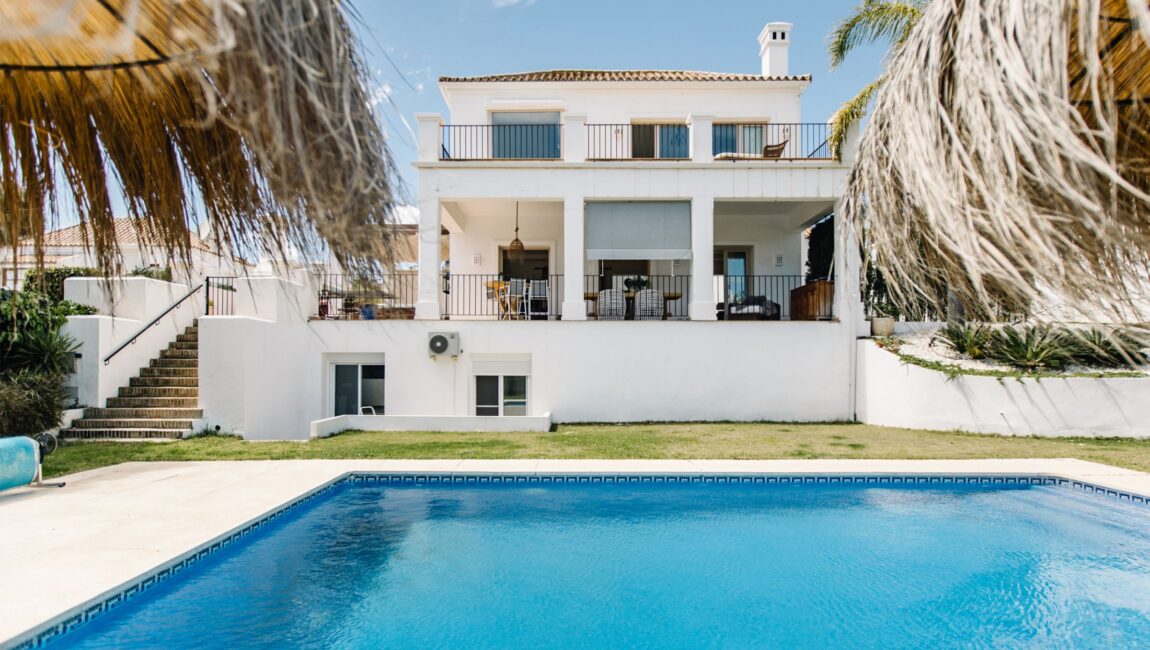 An elegant Andalusian style villa in La Resina Golf – New Golden Mile, Estepona