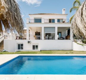 An elegant Andalusian style villa in La Resina Golf – New Golden Mile, Estepona