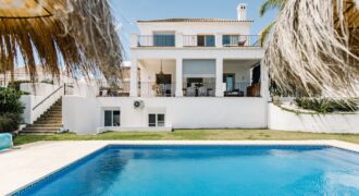An elegant Andalusian style villa in La Resina Golf – New Golden Mile, Estepona