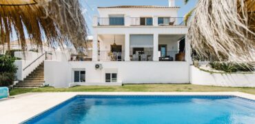 An elegant Andalusian style villa in La Resina Golf – New Golden Mile, Estepona