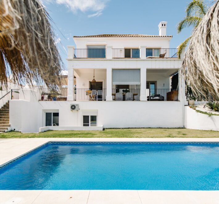 An elegant Andalusian style villa in La Resina Golf – New Golden Mile, Estepona
