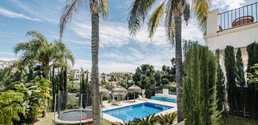 An elegant Andalusian style villa in La Resina Golf – New Golden Mile, Estepona