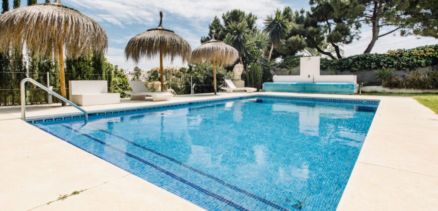 An elegant Andalusian style villa in La Resina Golf – New Golden Mile, Estepona