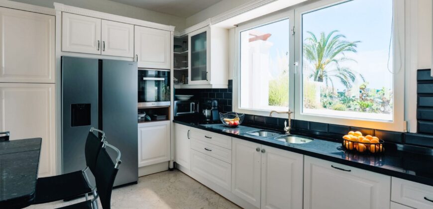 An elegant Andalusian style villa in La Resina Golf – New Golden Mile, Estepona