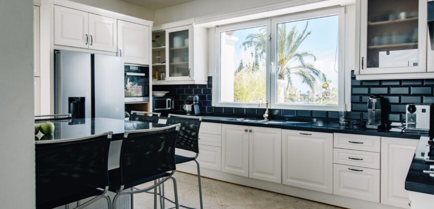 An elegant Andalusian style villa in La Resina Golf – New Golden Mile, Estepona