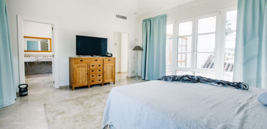 An elegant Andalusian style villa in La Resina Golf – New Golden Mile, Estepona