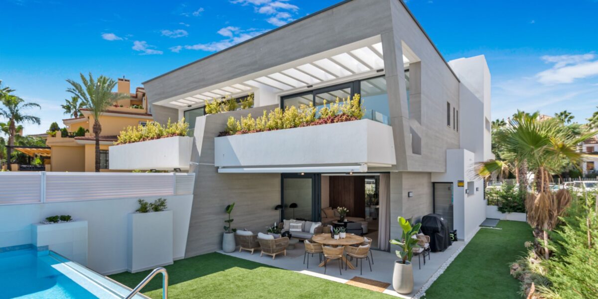Stunning Modern Townhouse in the Prestigious Banus Bay