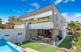 Stunning Modern Townhouse in the Prestigious Banus Bay