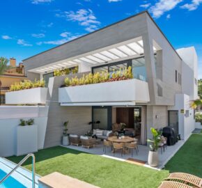 Stunning Modern Townhouse in the Prestigious Banus Bay