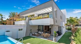 Stunning Modern Townhouse in the Prestigious Banus Bay