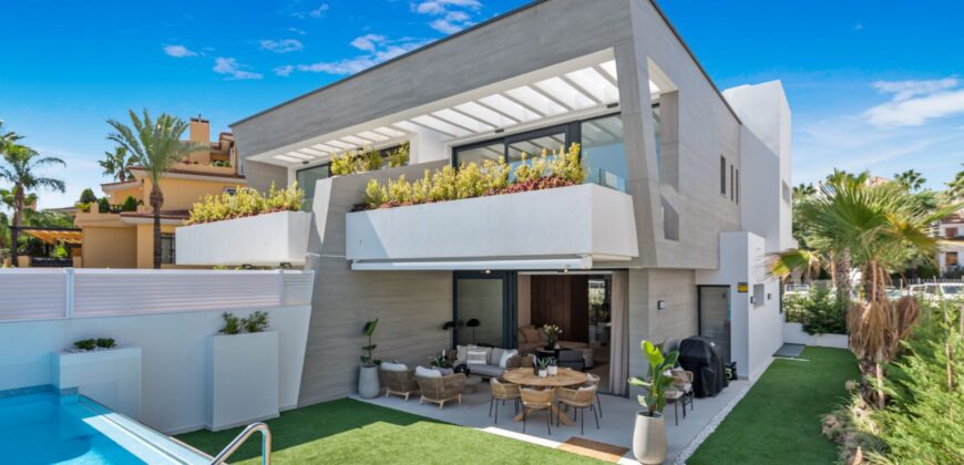 Stunning Modern Townhouse in the Prestigious Banus Bay