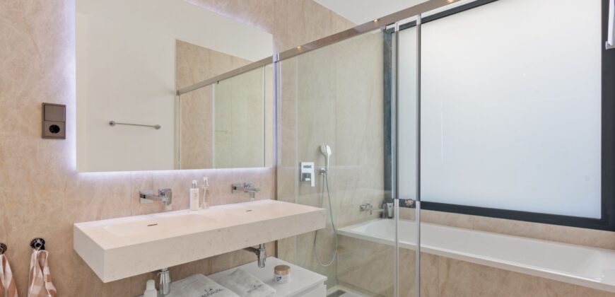 Stunning Modern Townhouse in the Prestigious Banus Bay