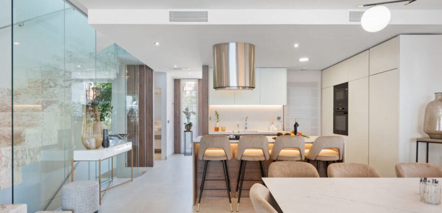 Stunning Modern Townhouse in the Prestigious Banus Bay