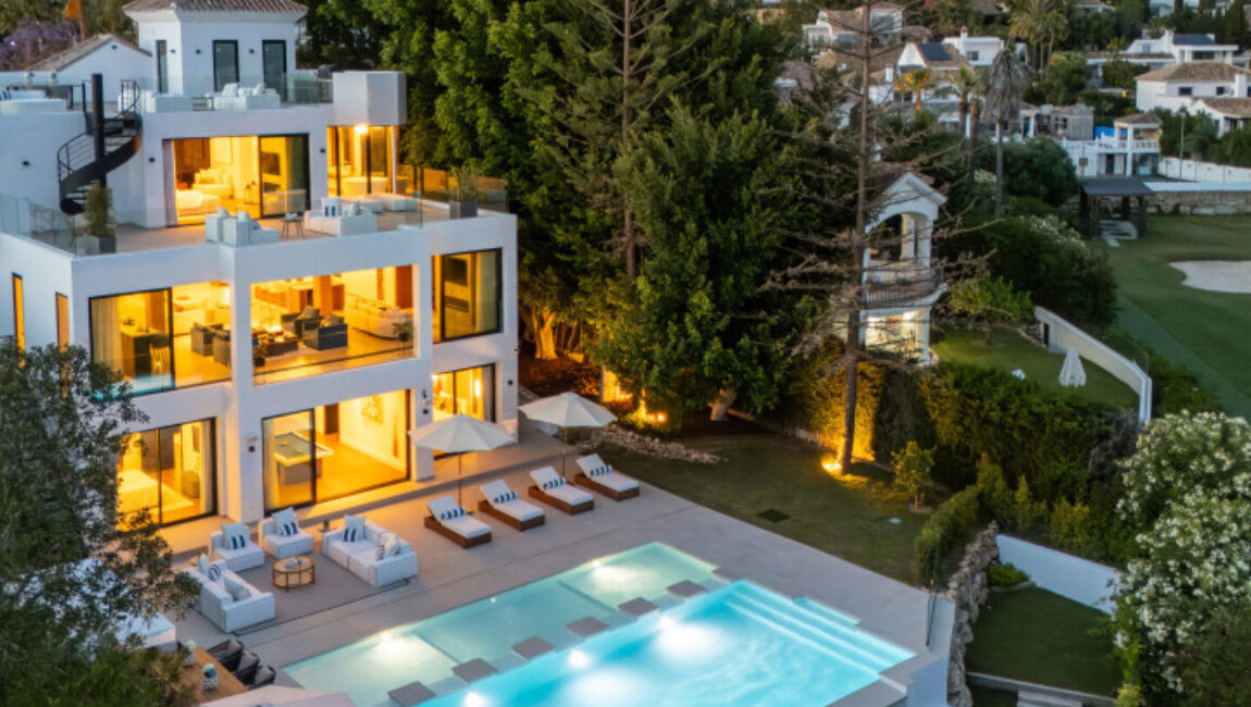 Exquisite Villa with Panoramic Views of the Los Naranjos Golf Course