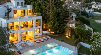 Exquisite Villa with Panoramic Views of the Los Naranjos Golf Course