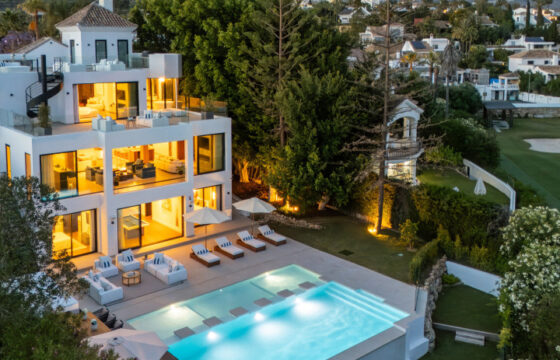 Exquisite Villa with Panoramic Views of the Los Naranjos Golf Course