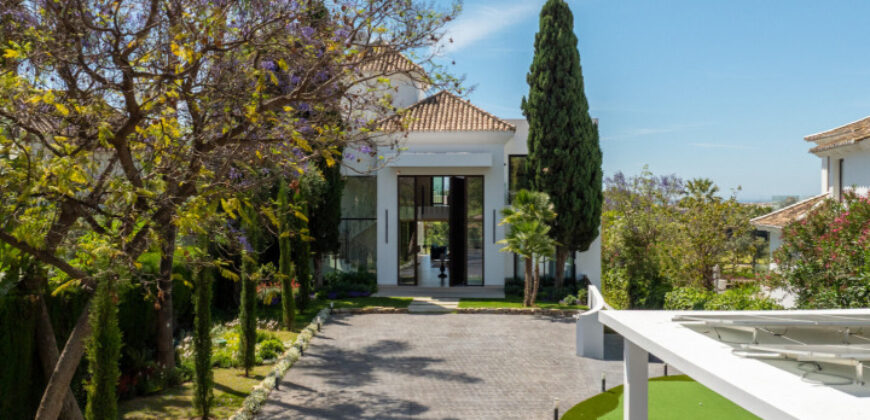 Exquisite Villa with Panoramic Views of the Los Naranjos Golf Course