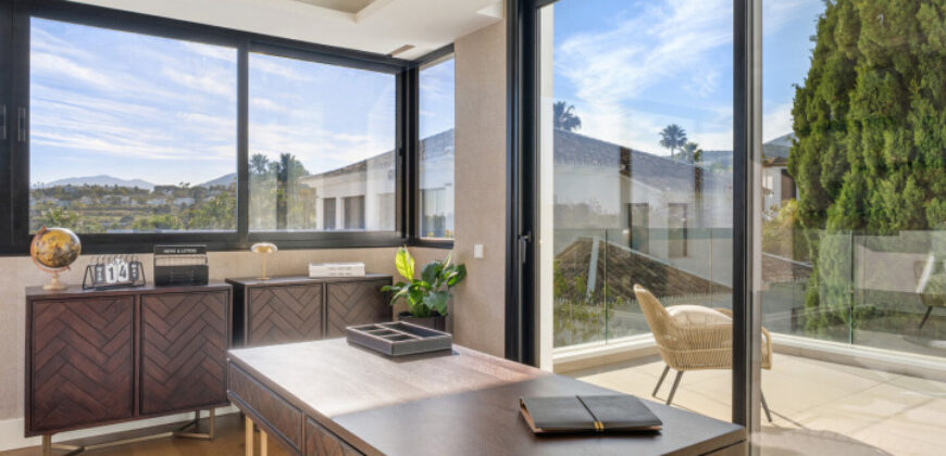 Exquisite Villa with Panoramic Views of the Los Naranjos Golf Course