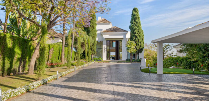 Exquisite Villa with Panoramic Views of the Los Naranjos Golf Course