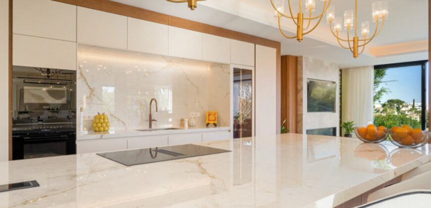 Exquisite Villa with Panoramic Views of the Los Naranjos Golf Course