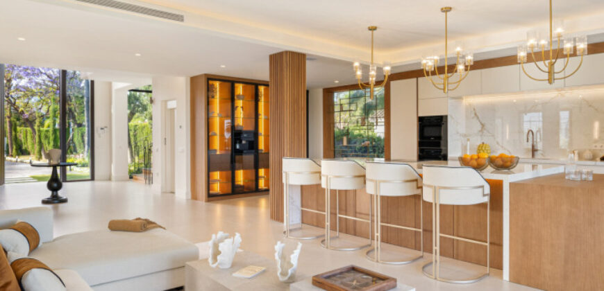 Exquisite Villa with Panoramic Views of the Los Naranjos Golf Course