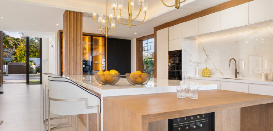 Exquisite Villa with Panoramic Views of the Los Naranjos Golf Course