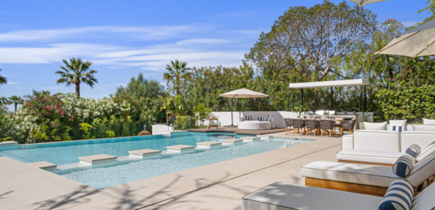 Exquisite Villa with Panoramic Views of the Los Naranjos Golf Course